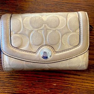 Coach logo wallet gold